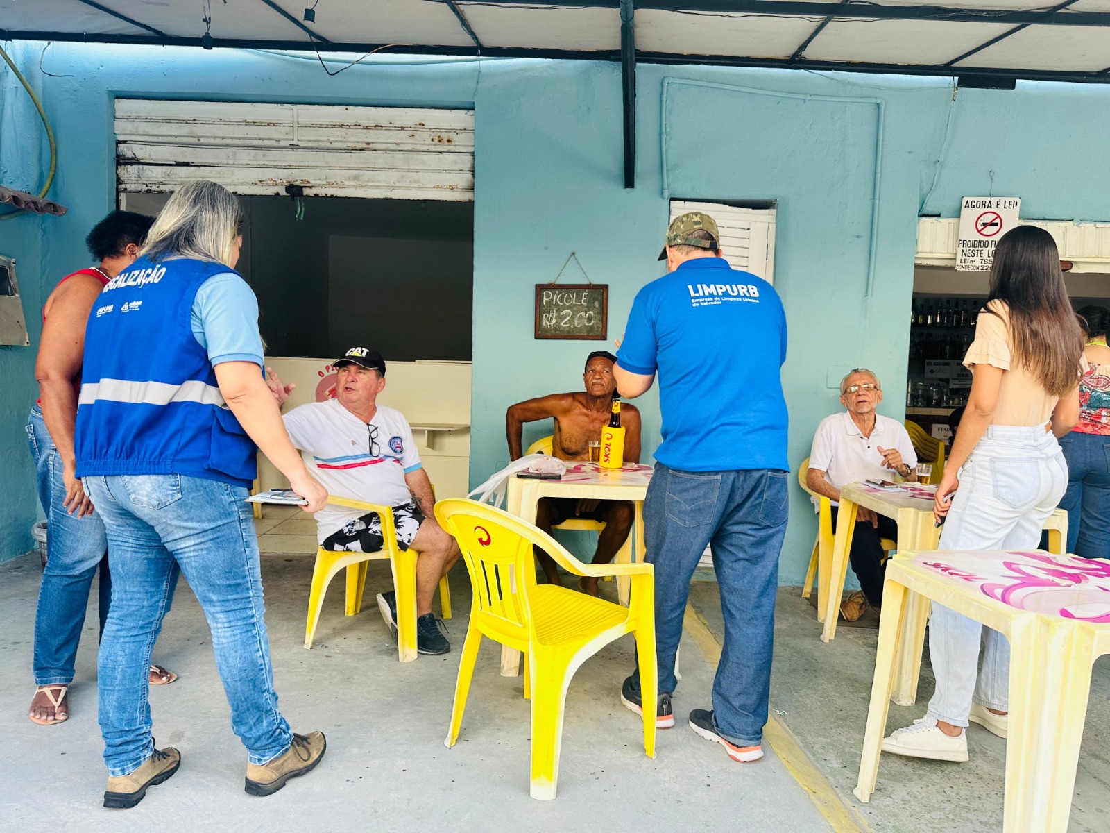 Limpurb realiza ação educativa de limpeza na Barra