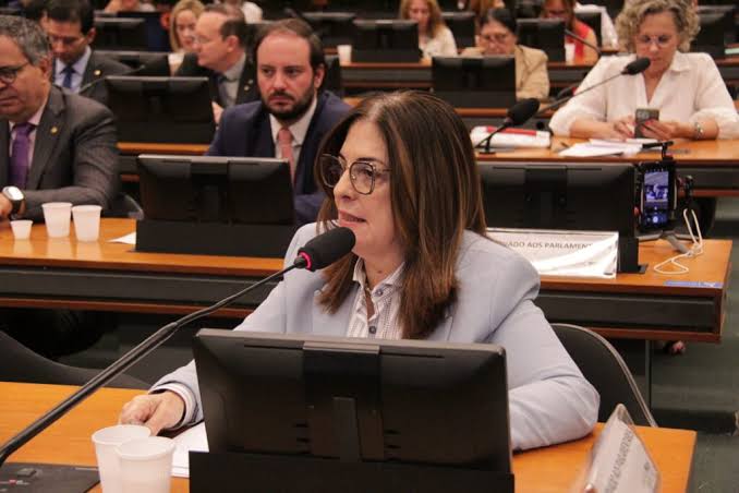 Deputada Rogéria Santos pede urgência na aprovação do PL que define a Fibromialgia como Deficiência