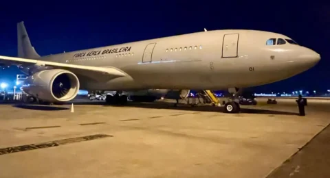 Imagem do post Avião da FAB com 229 brasileiros parte de Beirute com destino ao Brasil.