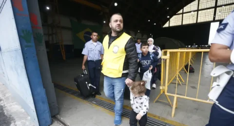Imagem do post Sexto voo da Operação Raízes do Cedro trouxe 212 passageiros
