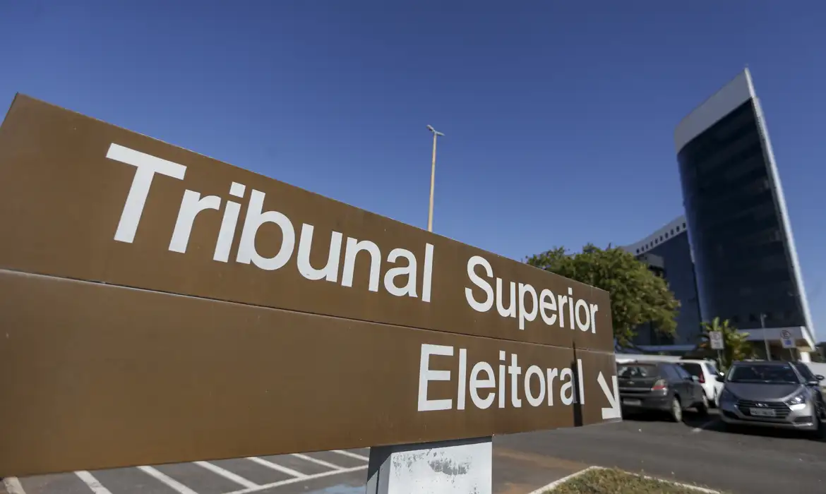 TSE suspende propaganda de Renan Santos
