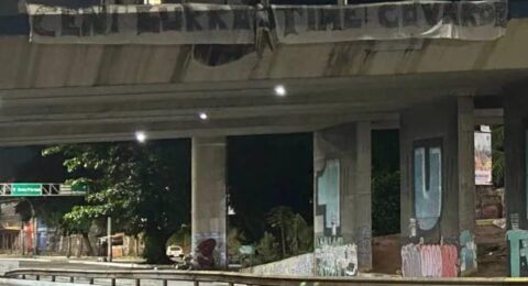 Imagem do post Absurdo! Boneco com rosto de Rogério Ceni é pendurado em viaduto