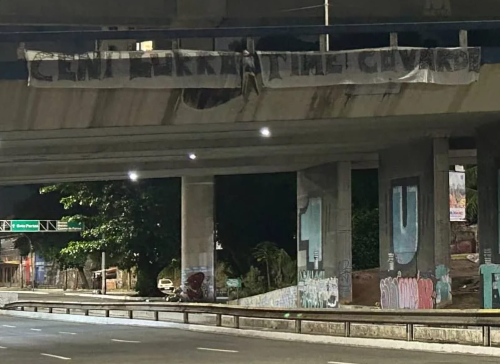 Absurdo! Boneco com rosto de Rogério Ceni é pendurado em viaduto
