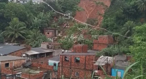 Imagem do post Urgente: Deslizamento soterra uma casa