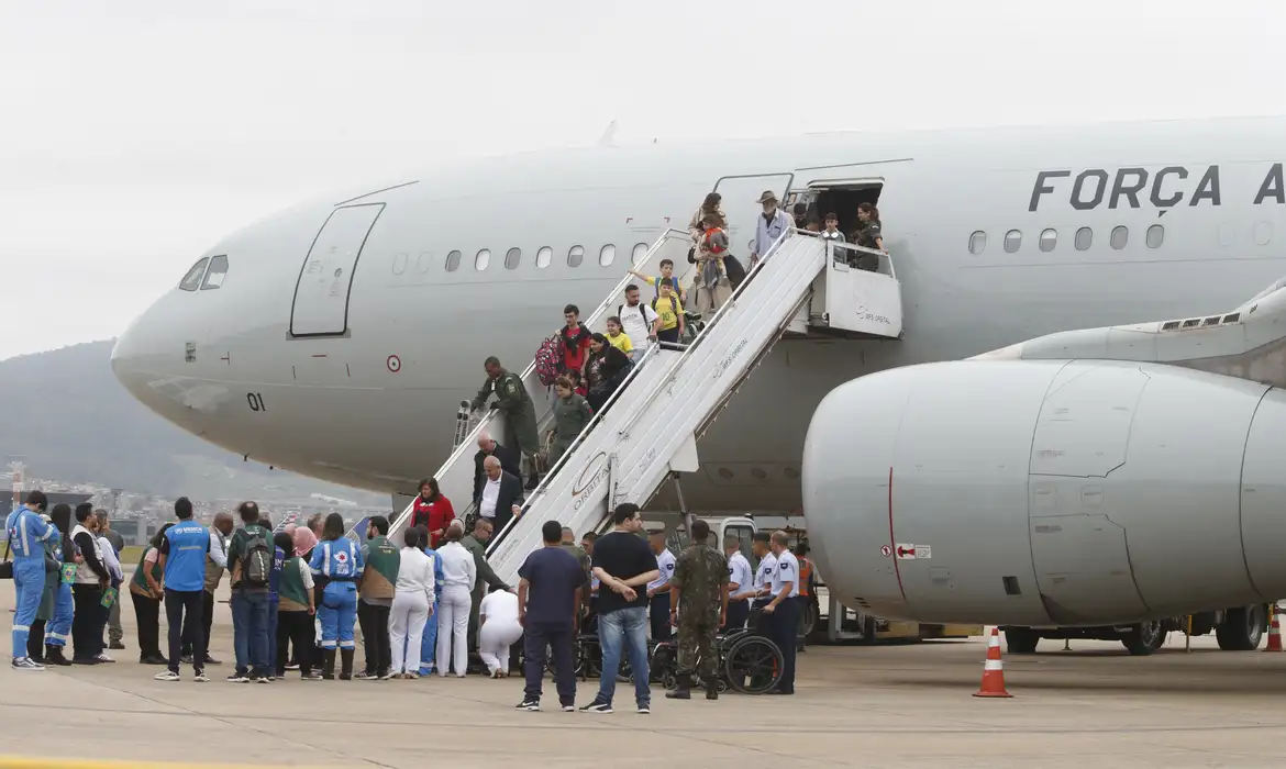 Décimo voo da FAB com 213 repatriados do Líbano chega a São Paulo