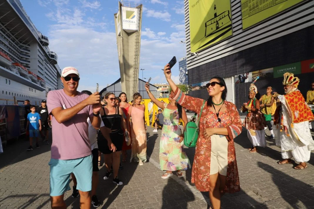 Último navio de cruzeiro de 2024 traz seis mil turistas à capital baiana