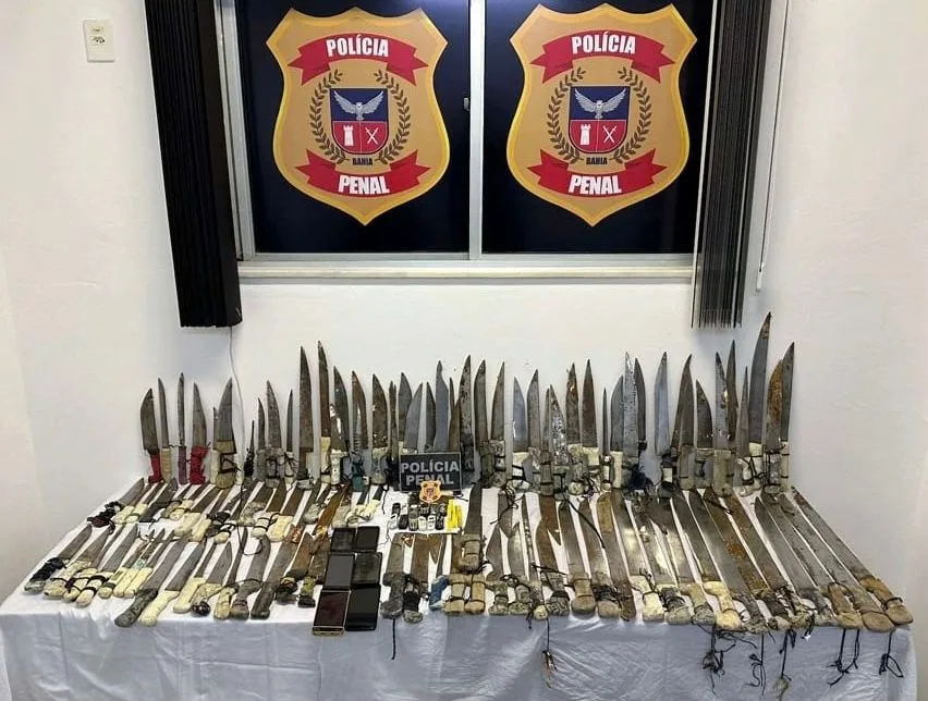 Operação de intervenção retira celulares e facas do Conjunto Penal de Eunápolis