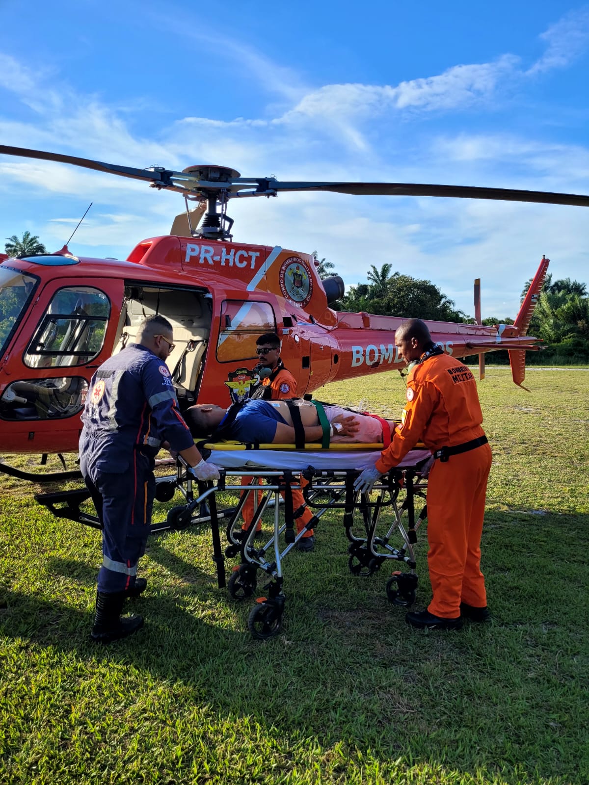 Helicóptero dos bombeiros transportam homem vítima de infarto