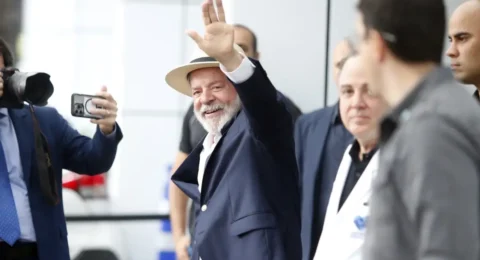 Imagem do post Após alta hospitalar, Lula diz que está tranquilo e vai se cuidar