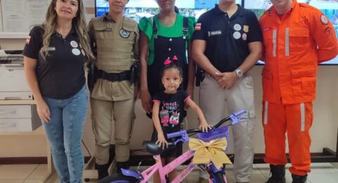 Imagem do post Menina de quatro anos recebe bicicleta de natal da polícia em Barreiras