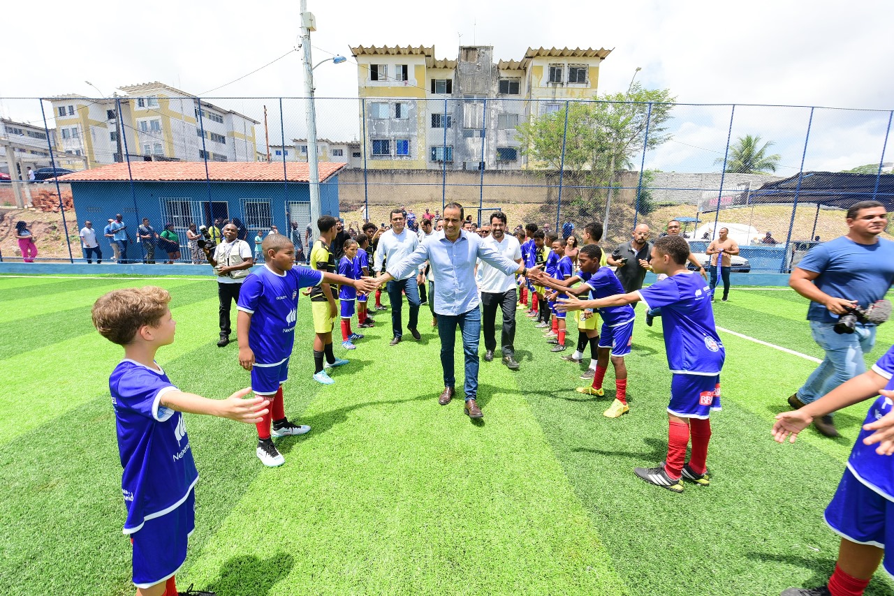 Prefeitura de Salvador entrega mais três campos sintéticos
