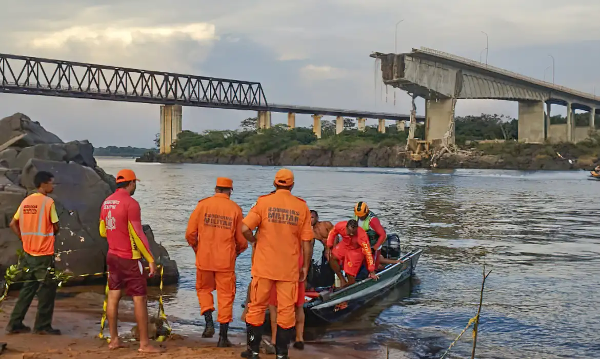 Sobe para 14 o número desaparecidos após queda de ponte