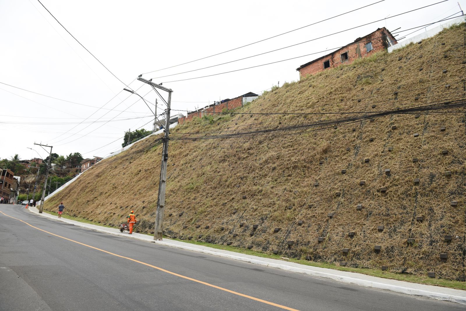 Prefeitura entrega obra de contenção de encosta