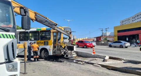 Imagem do post Acidente com ônibus no Retiro deixa dezenas de pessoas feridas