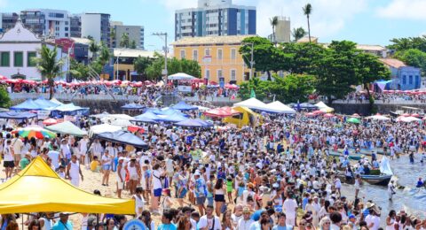Imagem do post Multidão de baianos e turistas lota ruas do Rio Vermelho para reverenciar Iemanjá