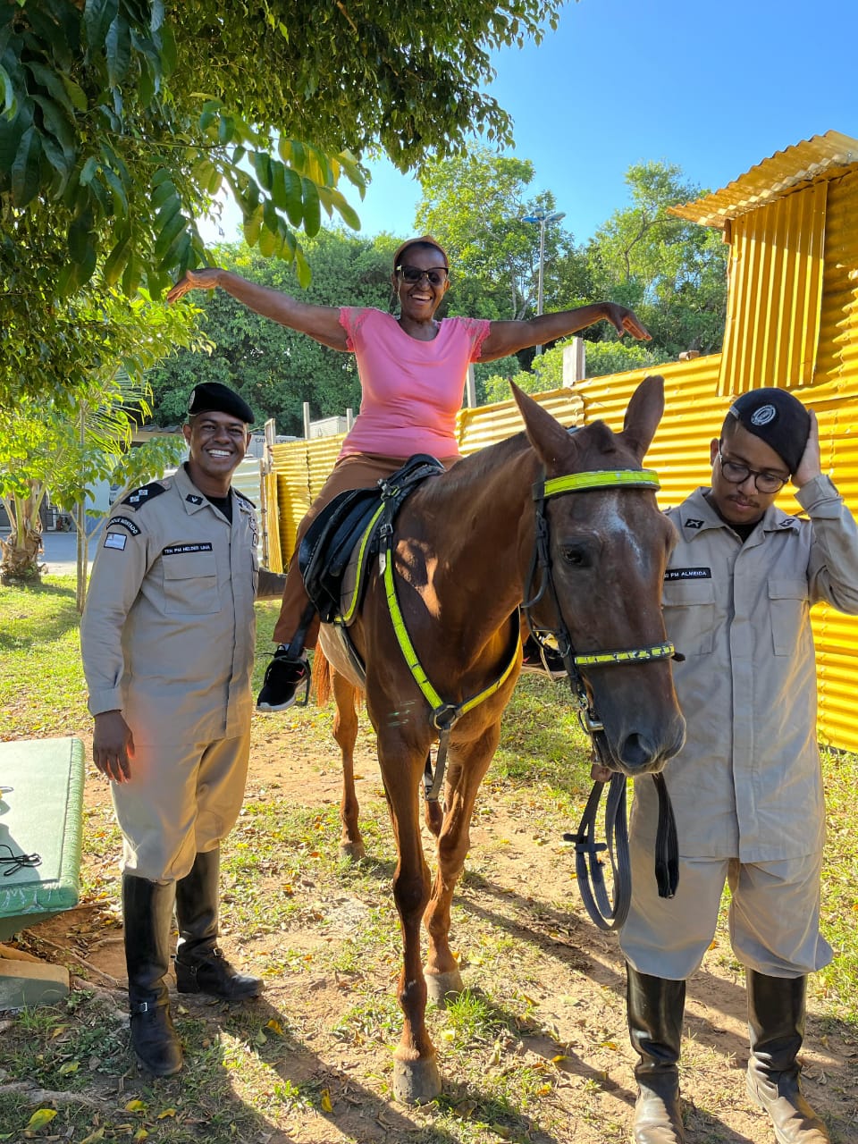 Cavalaria da Polícia Militar promove tarde especial a idosos em Salvador