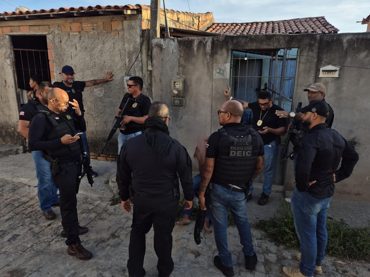 Polícia prende suspeitos de latrocínio em Feira de Santana e apreende drogas e armas