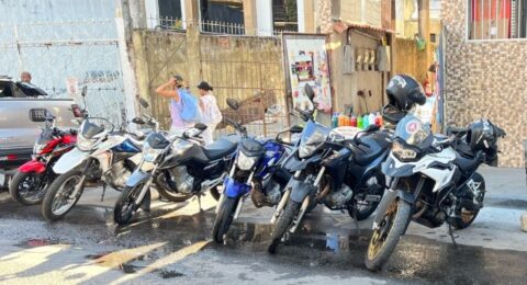 Imagem do post Polícia Militar prende dupla suspeita de roubo e recupera veículo na Av. Luís Viana Filho
