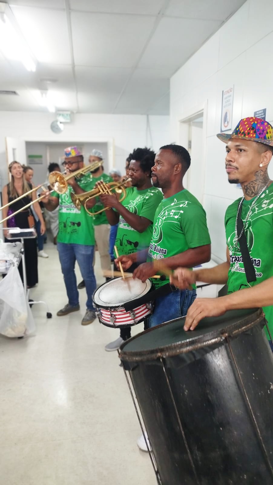 Charangada leva música e emoção aos pacientes do Hospital Clériston Andrade