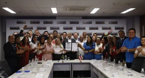 Imagem do post Governador sanciona lei e reajuste salarial dos professores da rede estadual está garantido