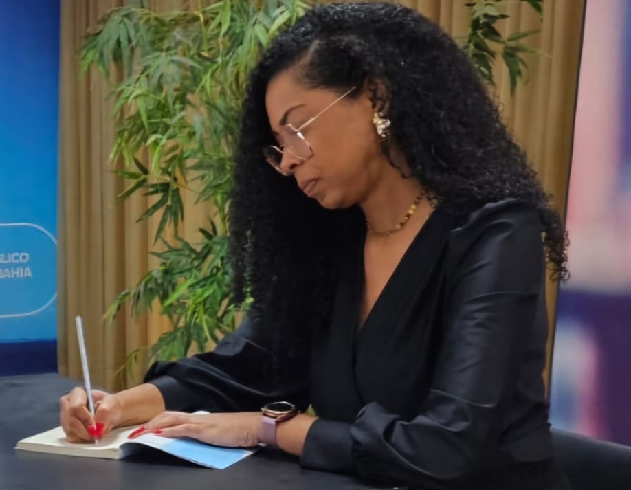 Feminista negra Gislayne de Santana Souza lança nesta quarta (30)
