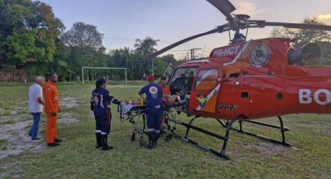 Imagem do post Professora é transportada pelo helicóptero dos bombeiros após desabamento de teto de escola