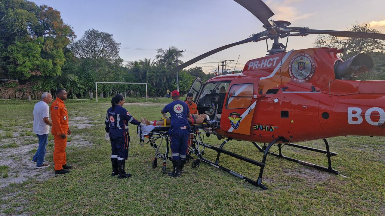 Professora é transportada pelo helicóptero dos bombeiros após desabamento de teto de escola