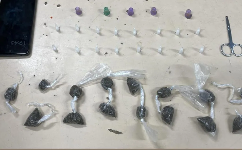 Homem é flagrado com drogas pela Polícia Militar em Lauro de Freitas