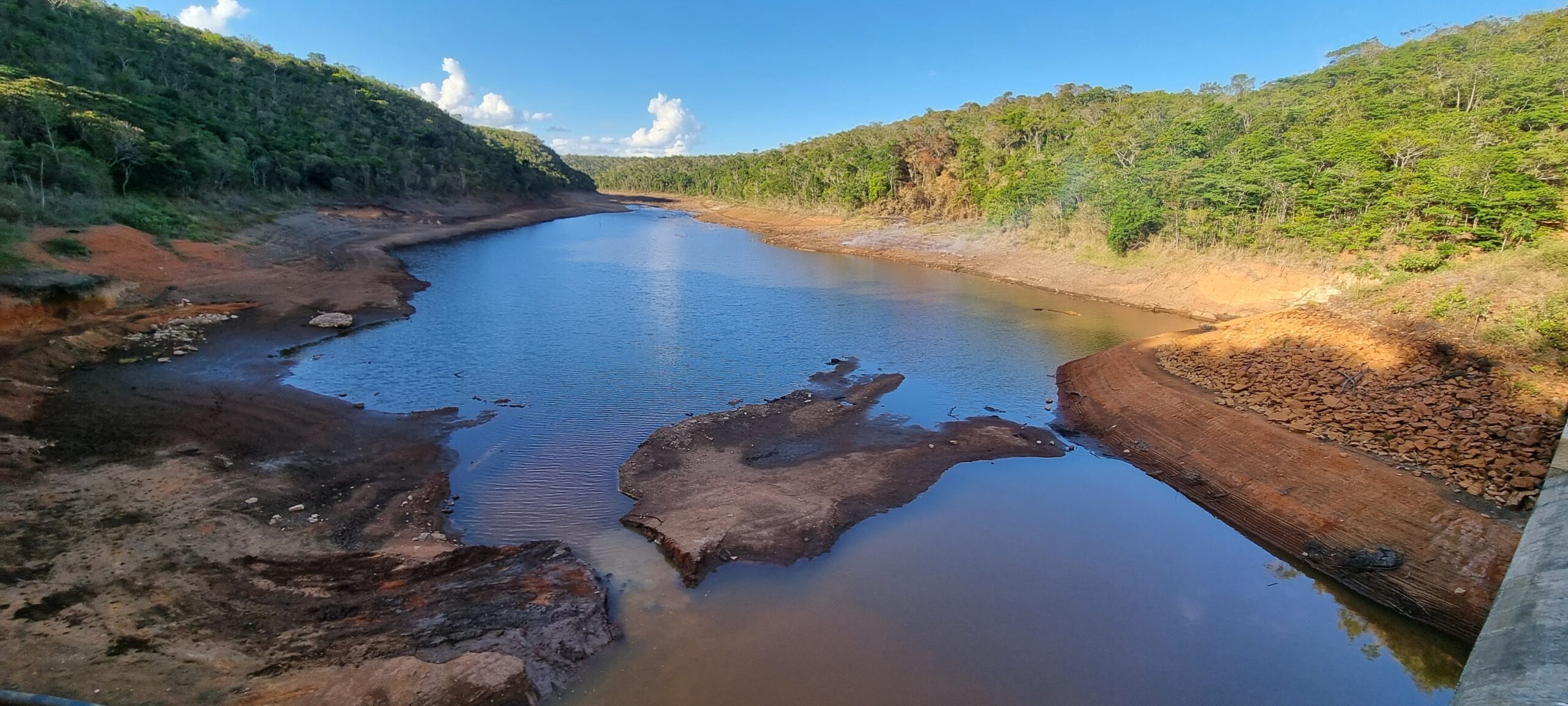 Estiagem leva Embasa a investir em poços e reforçar abastecimento com caminhões-pipa no interior da Bahia