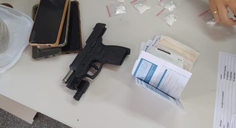 Imagem do post PM aprende arma, carregadores, munições e drogas