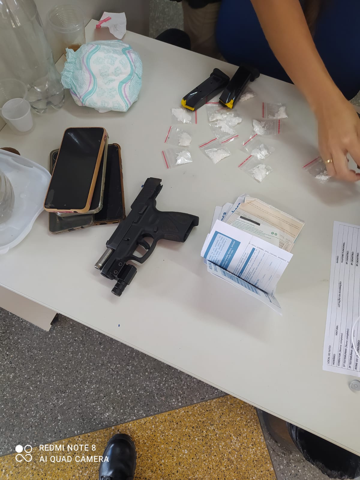 PM aprende arma, carregadores, munições e drogas