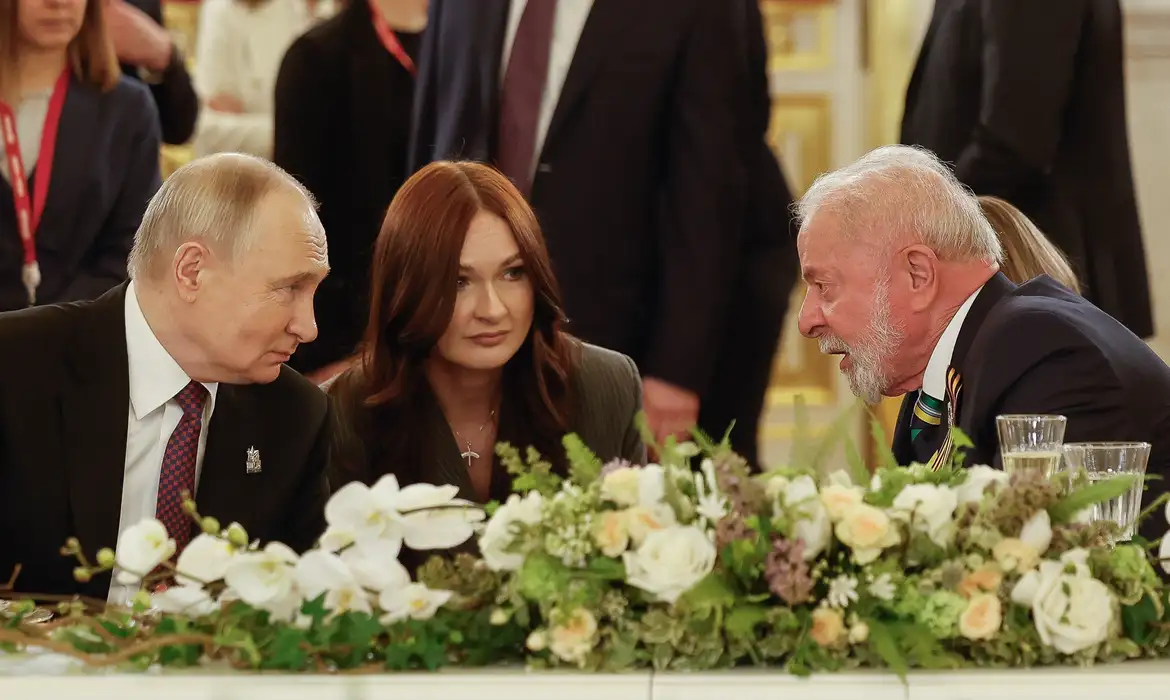 Lula participa de celebração do Dia da Vitória em Moscou