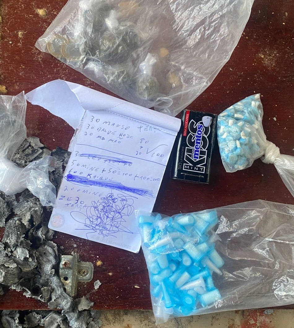 Suspeito de tráfico é preso com drogas após confronto com a PM