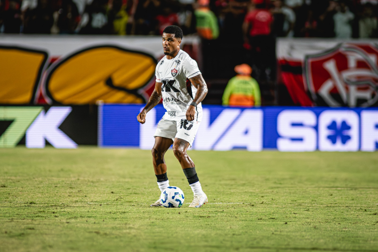 Santos bate o Vitória no Barradão
