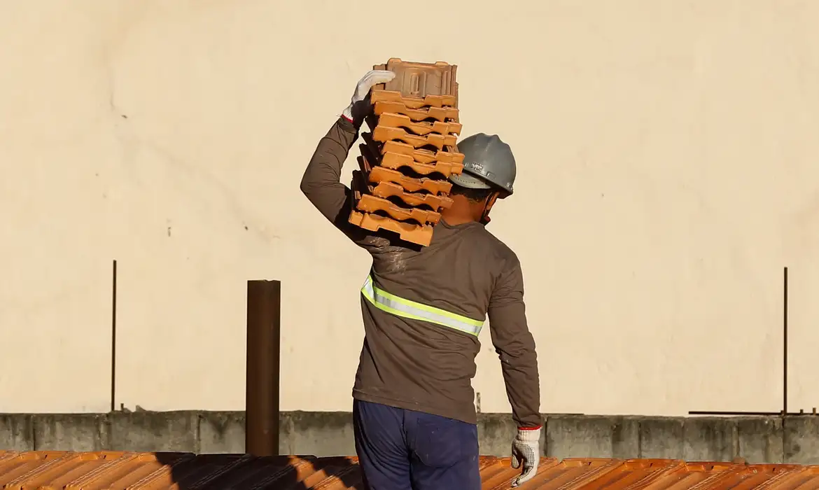 Salário médio na construção civil cai 22% em uma década