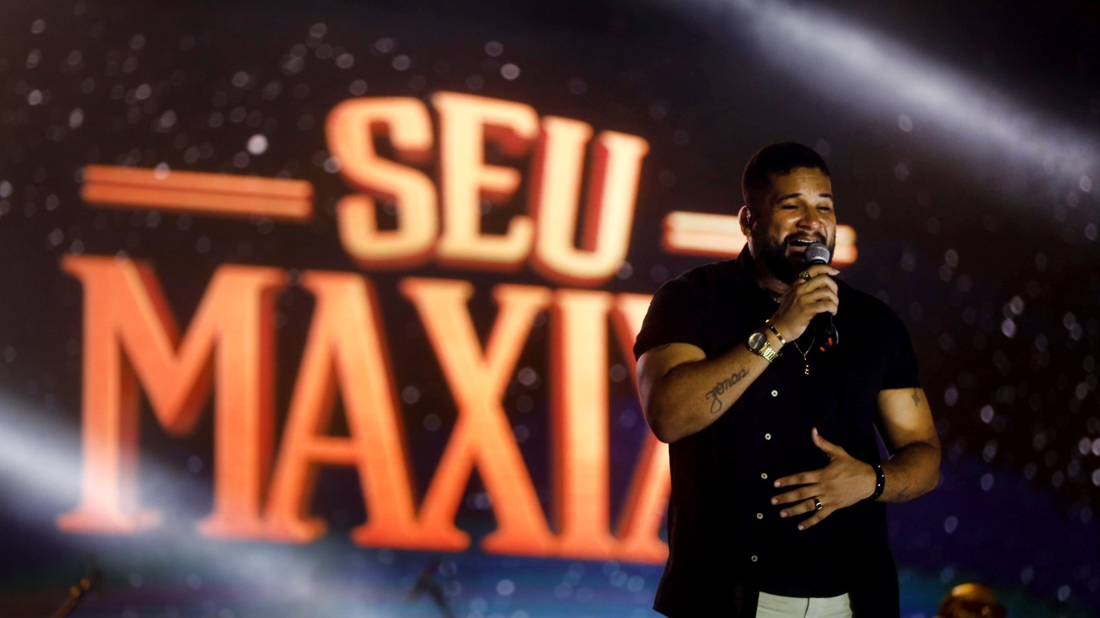 Abertura do São João de Salvador reúne multidão no Parque de Exposições