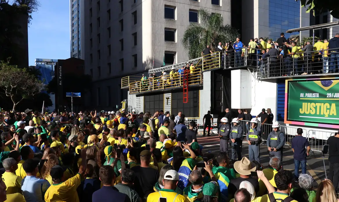 Ato pró-Bolsonaro reúne 12 mil na Paulista