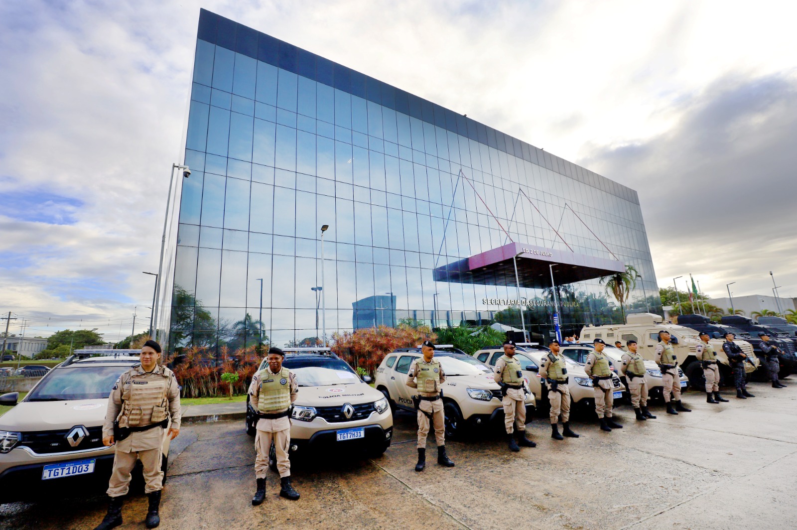 Forças policiais da Bahia recebem veículos blindados e fuzis