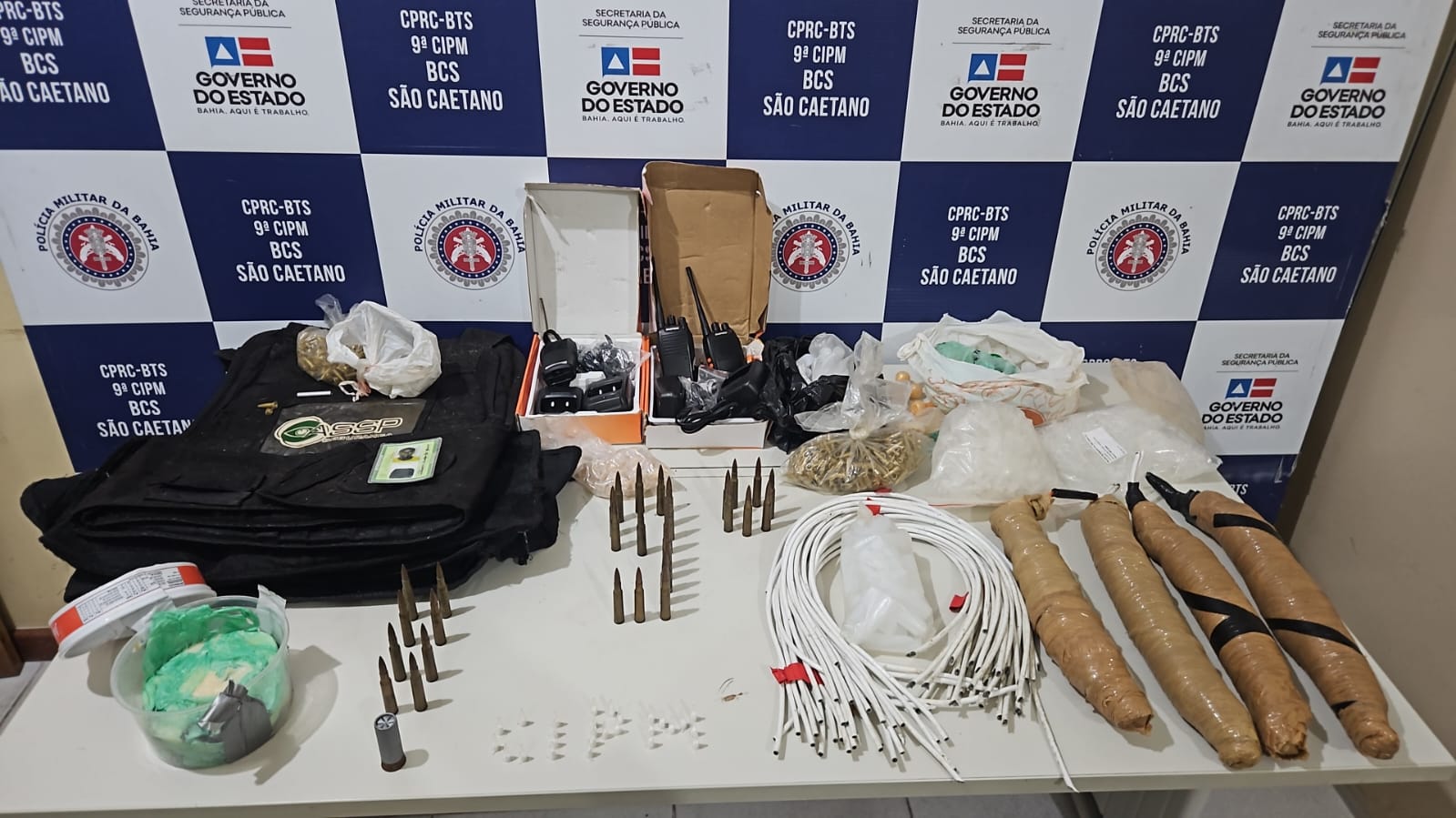 PM apreende explosivos e drogas em operação na zona urbana