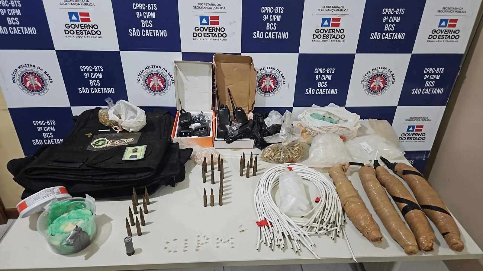 PM apreende explosivos e drogas em operação na zona urbana