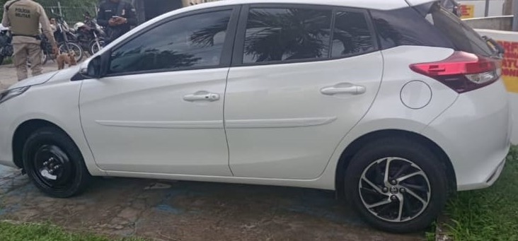 Carro roubado é recuperado pela PM em Pirajá