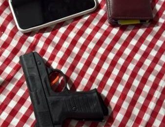 Imagem do post Homem é flagrado pela PM com arma falsa em evento junino