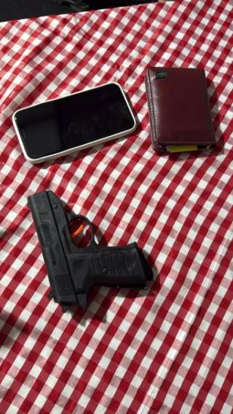 Homem é flagrado pela PM com arma falsa em evento junino