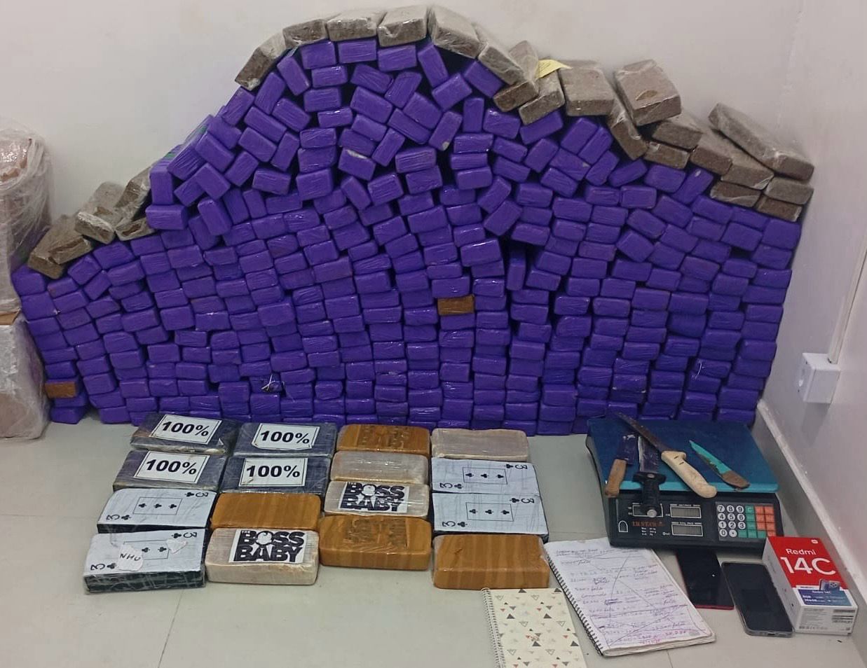 Polícia apreende 370 tabletes de drogas