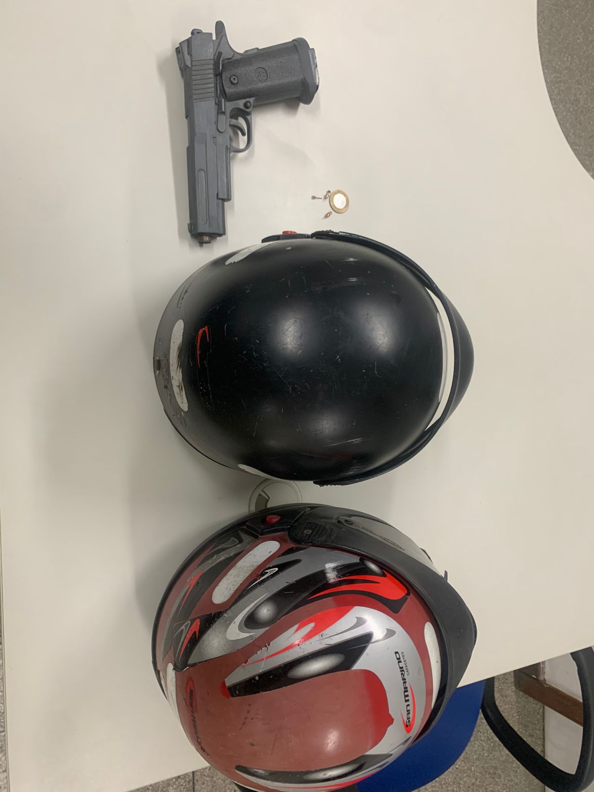 Polícia apreende arma falsa com adolescentes em Salvador