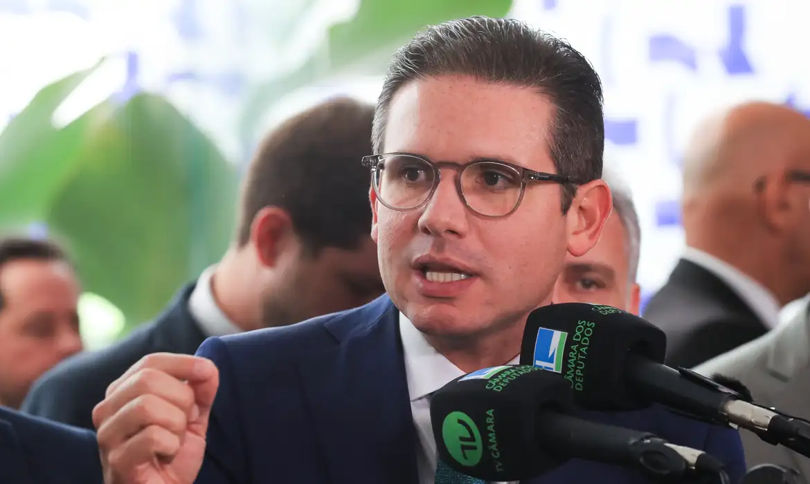 Hugo Motta critica sanções estrangeiras a autoridades brasileiras