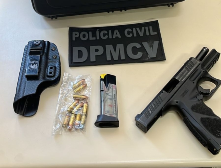 Mandado de busca resulta na apreensão de arma de fogo