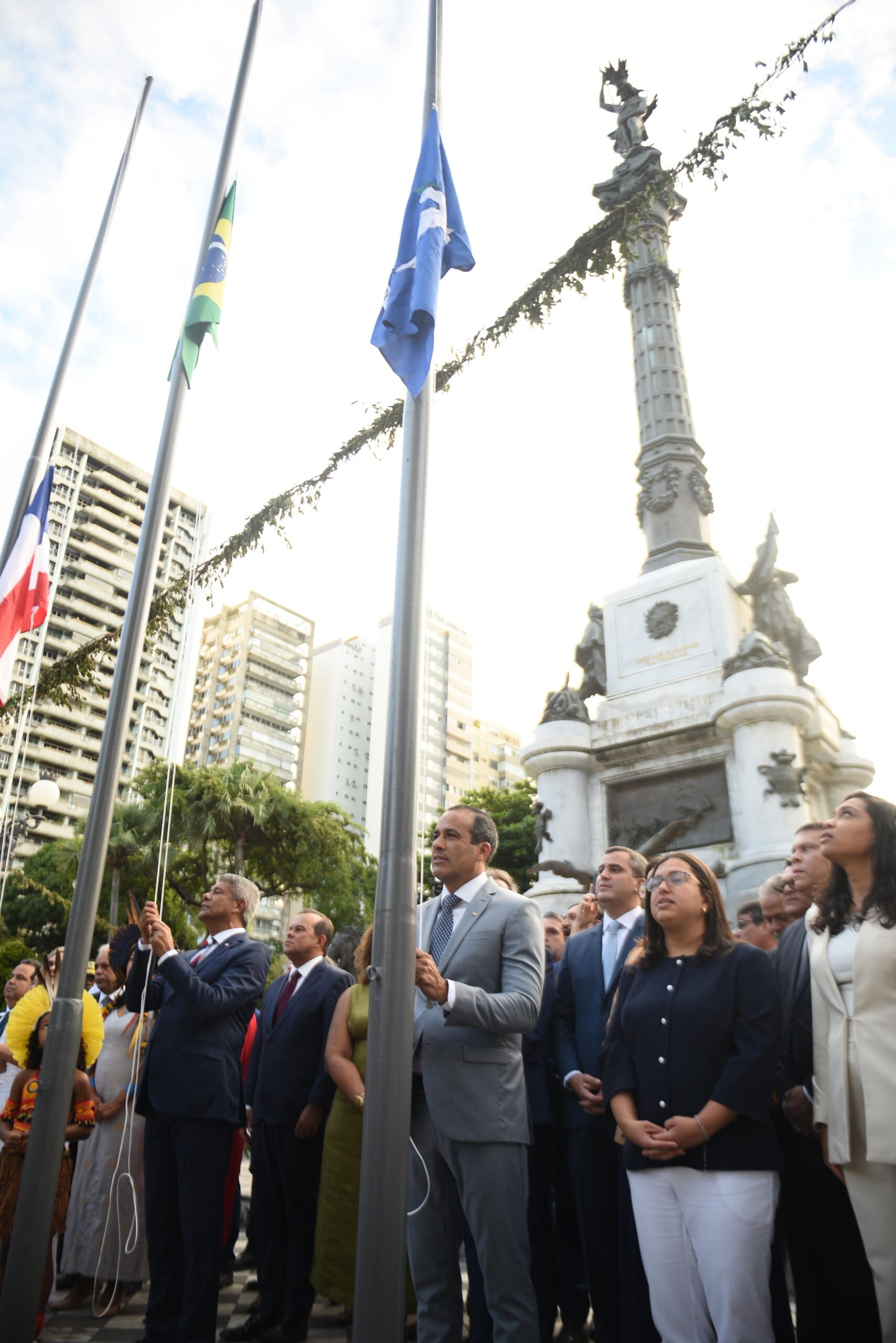 Chegada do Fogo Simbólico ao Campo Grande encerra desfile cívico do 2 de Julho em Salvador