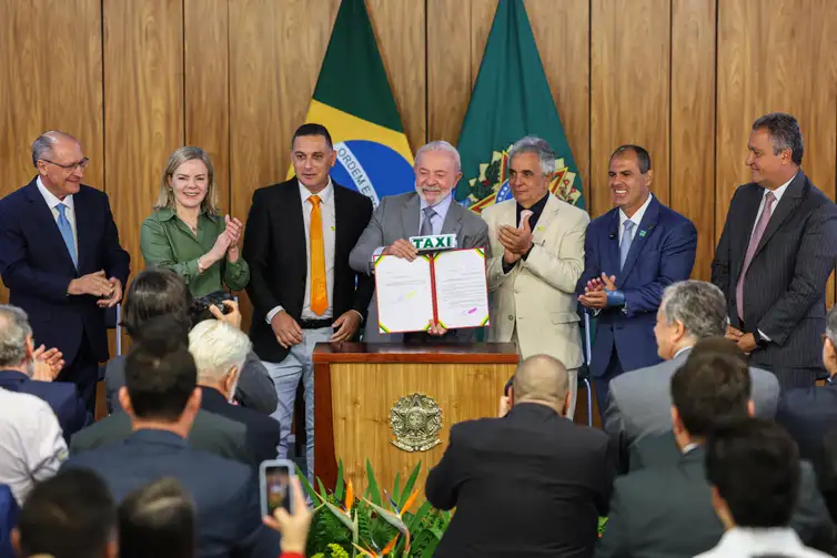 Lula extingue taxa de verificação de taxímetro