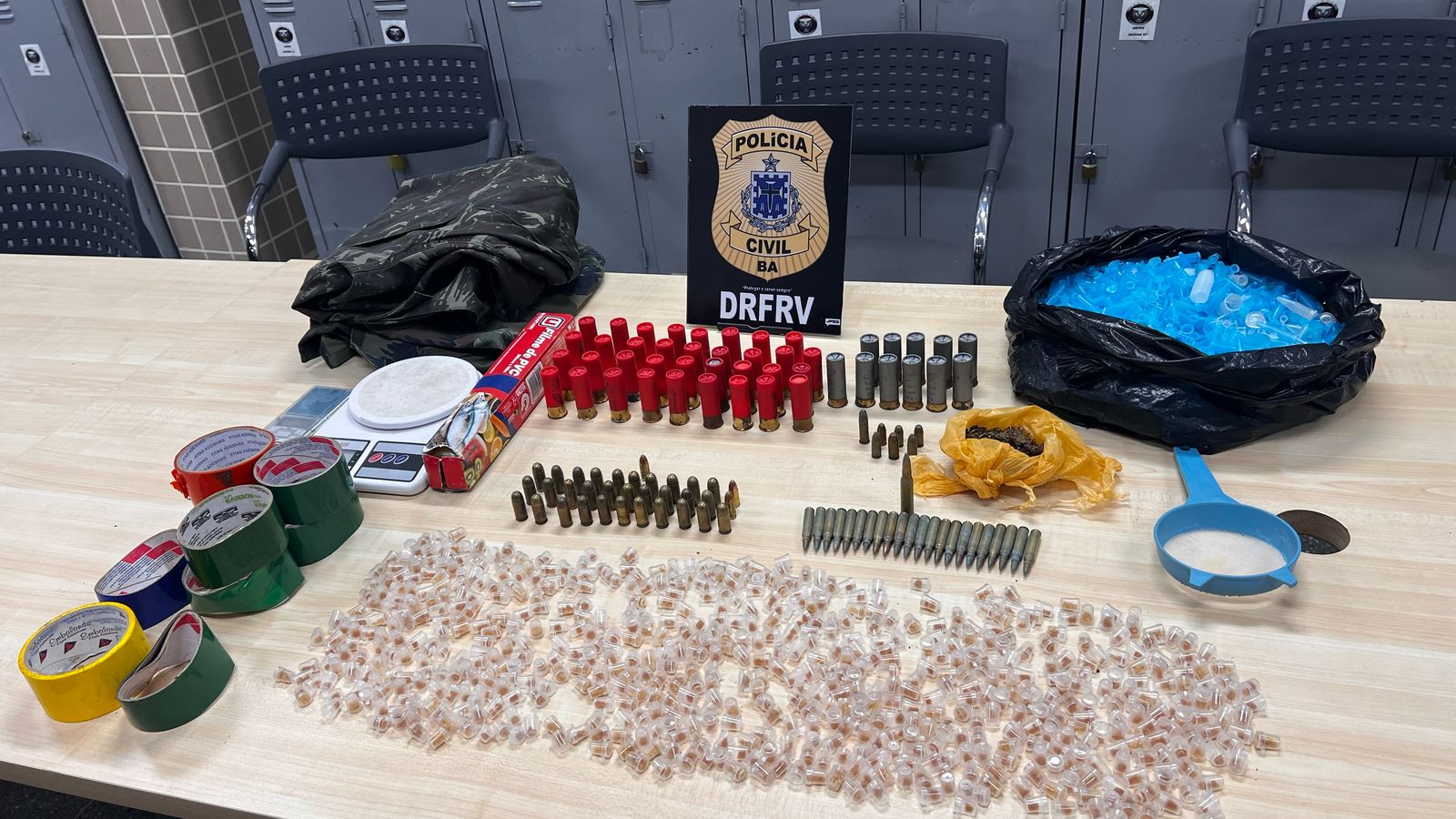Polícia Civil apreende drogas e munições em Lauro de Freitas